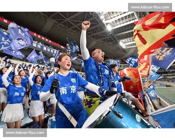 苏超球员海底捞兼职获赞：赛场与职场的励志双面人生