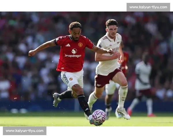 裁判视角直击！奥利塞奔袭半场破曼联，顶级速度震撼全场